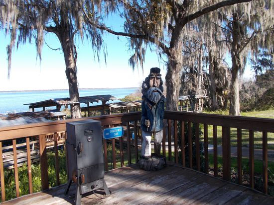 Er paßt auf, daß  die Krokodile nicht an Land kommen