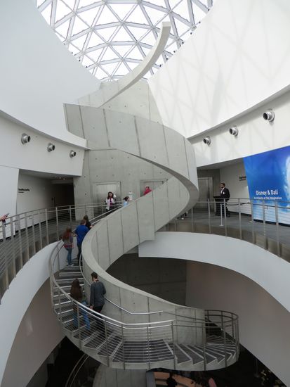 die Treppe schraubt sich hoch im Innern