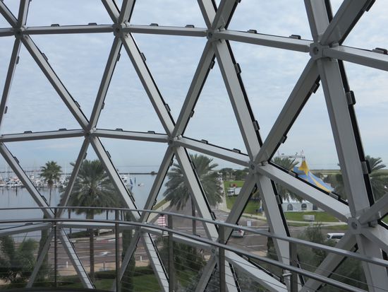 der Blick durch das Glasfenster aufs Meer