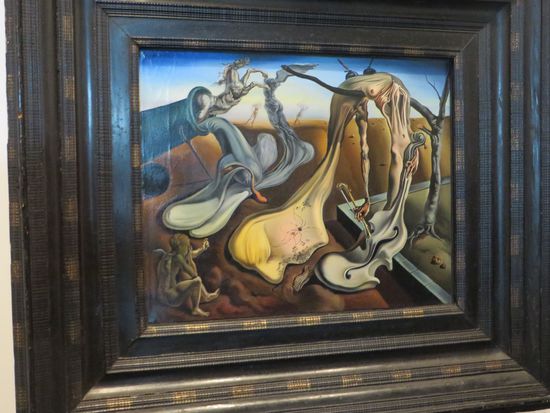 Dalis erstes Werk in den USA –Spinne am Abend - Hoffnung
Dalis typische Art, die Dinge darzustellen, wie auch die zerfließenden Uhren.