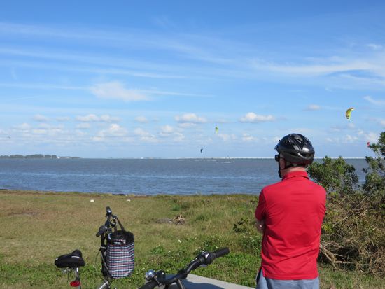ein paar Kites sind hinten auf dem Wasser zu erkennen