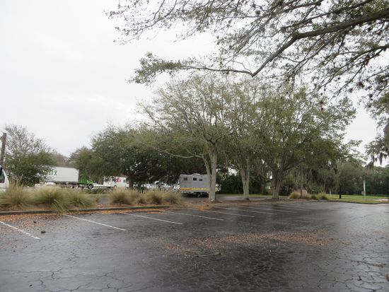 auf dem verregneten Parkplatz vom Ringling Museum
