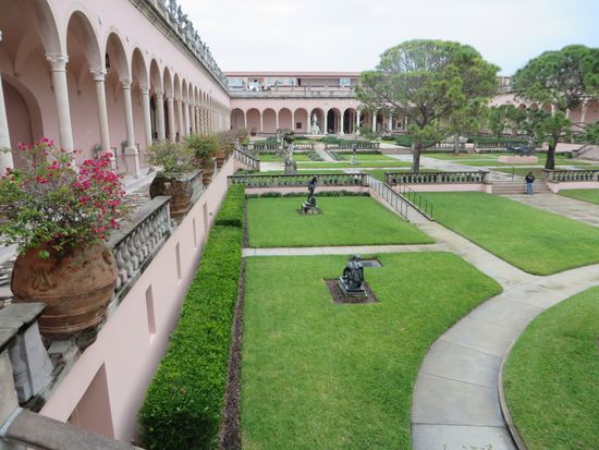 Wir sind dann nochmals durch den Garten zum Ausgang gegangen.