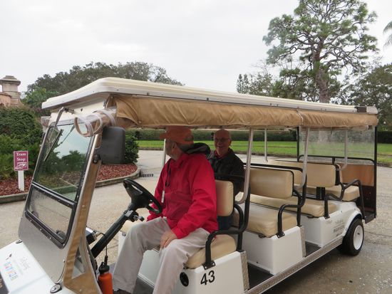 Gerade kam das Bähnchen wieder vorbei und wir sind schnell eingestiegen um zu einem kleinen Restaurant zu fahren.