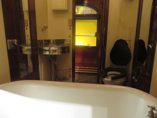 das Badezimmer mit Badewanne