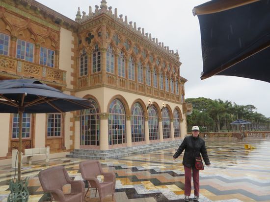 auf der nassen Terrasse im Regen vorm Ca d'Zan