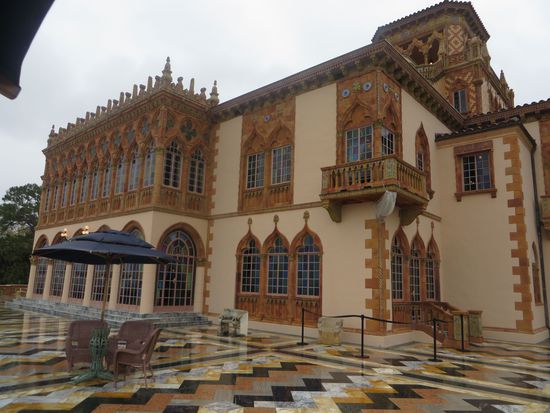 das Haus in seiner ganzen Pracht