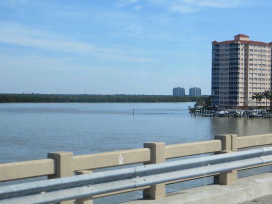 große Aparmenthäuser am Strand