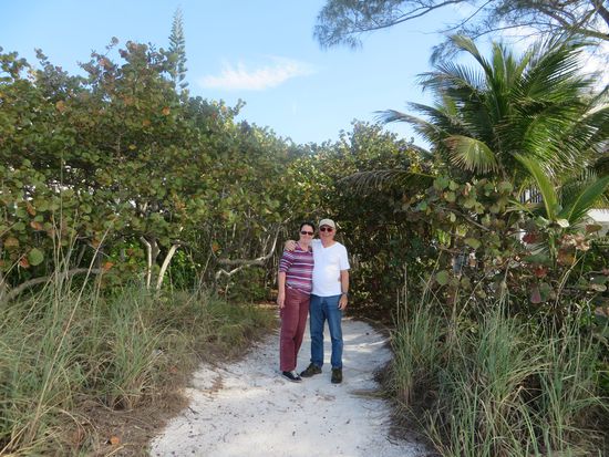 Wir müssen unter einem Blätterdach durch und dann sind wir am feinen Sandstrand mit schönen Muscheln