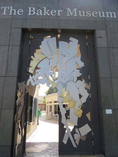 der Eingang zum ;useum