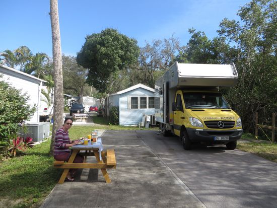 Wir bereiten ein leckeres Mittagessen und genießen es draußen auf unserer Terrasse.