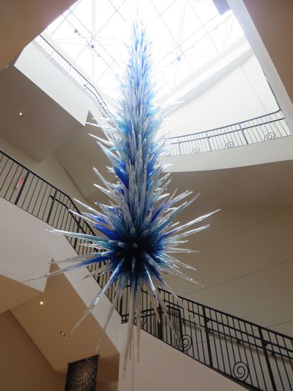 ein gläsernes Kunstwerk im Foyer des Baker Museums