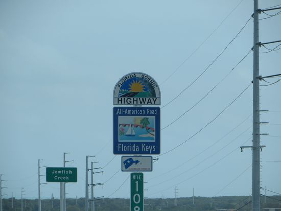 Dann geht’s auf die 1, dem Florida Scenic Highway,  Richtung Key West, in Key Largo machen wir an einem kleinen Hafen eine Mittagspause und dann geht’s leider nur im Stop and Go und wir brauchen ganz schön lange.