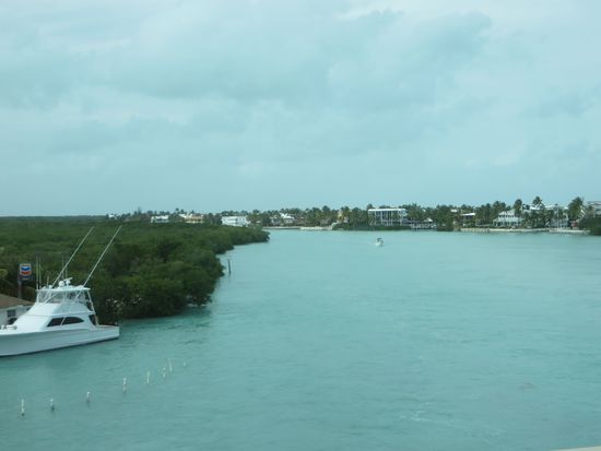 Dann geht’s über das Meer auf der 7-Meilen Brücke. 
Rechts und links schauen wir auf kleine Häfen und Strände.