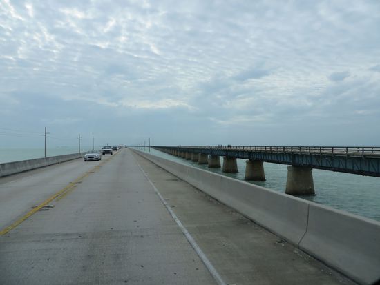 Dann kommt ein langes Teilstück, bei dem die alte Straße bzw. die alte Eisenbahnstrecke,  noch daneben herläuft, sie ist teilweise noch für Fußgänger und Anglern zu benutzen ansonsten ist sie stillgelegt.