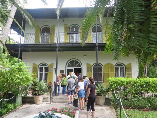 Wir haben unseren Eintritt bezahlt und konnten dann das Haus besichtigen. Es war ganz schön voll, aber wir konnten doch unsere Besichtigungstour durchziehen.