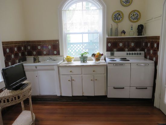 Die Küche, ganz schön modern um 1930. 
Wir sind durch den Garten geschlendert, es gab jede Menge Katzen dort, die alle ihre Käfige im Garten hatten.