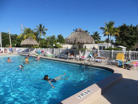 Wir gehen zum Pool und legen und legen uns dort hin und genießen das Faulsein.