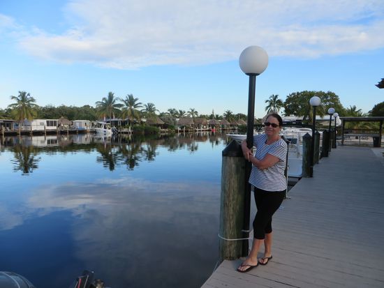 Später am frühen Abend gehen wir über den Platz. Viele Stellplätze haben einen eigenen Anlegeplatz für ihr Boot. Da gibt es schon ganz schöne Häuschen und Bötchen.