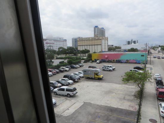 Hier finden wir dann einen Parkplatz für 10 $ für drei Stunden direkt an der Metromover-Station.