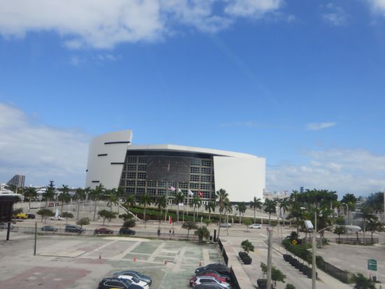 Wir fahren mit dieser kostenlosen Bahn zur Bayfront. Es ging vorbei am Baseball Stadion der Miami Heats.