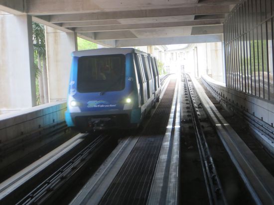 Es kamen uns immer wieder die Züge des Metromovers entgegen, sie fahren ohne Personal auf einer Schiene.