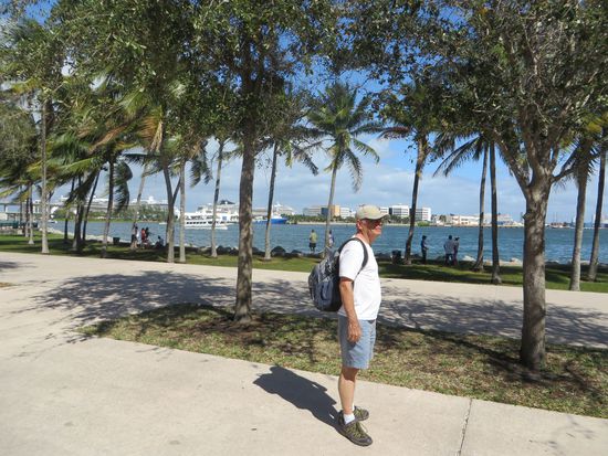 An der Bayfront sind wir ausgestiegen und an Ufer entlang gegangen. Auch von hier aus konnten wir die großen Kreuz-fahrtschiffe sehen, man hörte auch überall russische Laute.