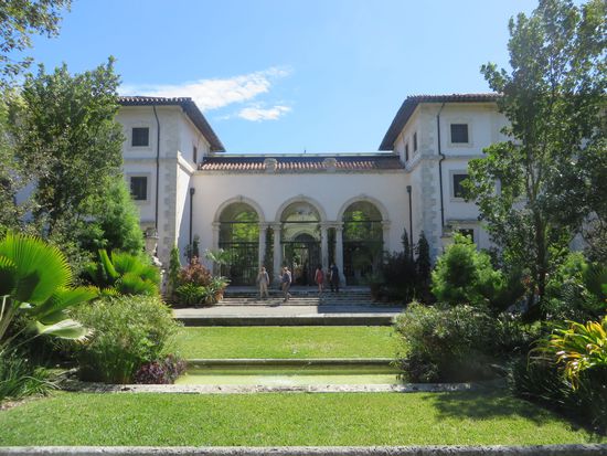 Das Haupthaus wurde im Stile eines italienischen Landsitzes des 16. Jh. gebaut. Es wurde in verschiedenen Stilrichtung von Renaissance bis Neoklassizismus gebaut, auch die Möbel wurden von Deering in ganz Europa eingekauft.