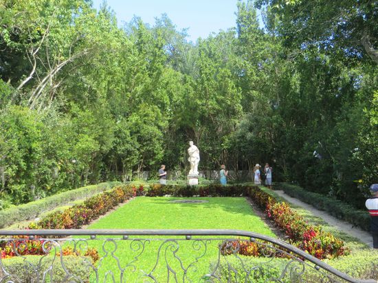 Wir sind dann in den Garten gegangen, hier gibt es viele exotische Pflanzen wie Palmen und Orchideen.