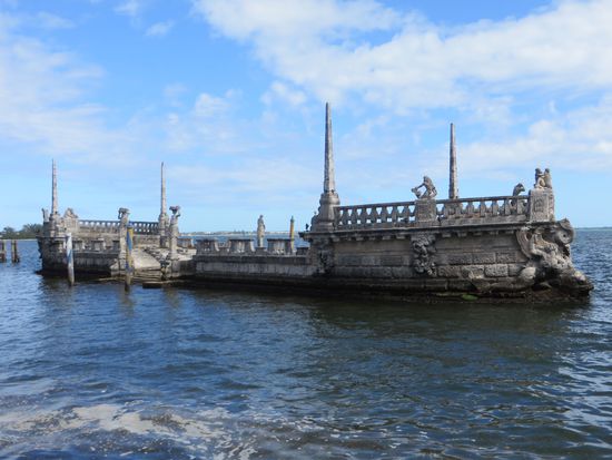 Ein Steinschiff, ähnlich dem im Park des Sommerpalastes in Peking, lag hier im Wasser.