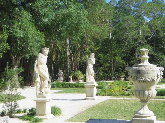 Skulpturen stehen überall herum.