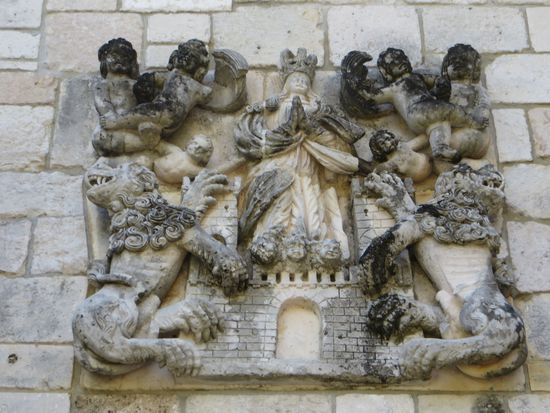 Über dem Eingang das Relief der Muttergottes bei den Engeln. Die Kirche war ihr einst geweiht, hier in Miami Beach ist es Bernhard von Clerveaux gewidmet.