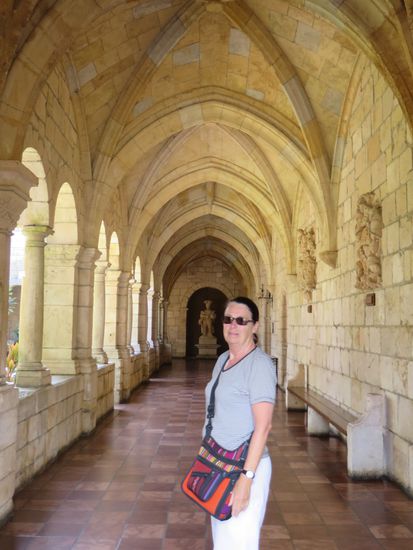 Wenn man aber durch den aufgebauten Kreuzgang geht, hat man nicht das Gefühl, daß dort Steine fehlen. Der Kreuzgang vermittelt auch heute noch, obwohl nicht am Originalplatz, eine wunderbare, friedliche Atmosphäre.