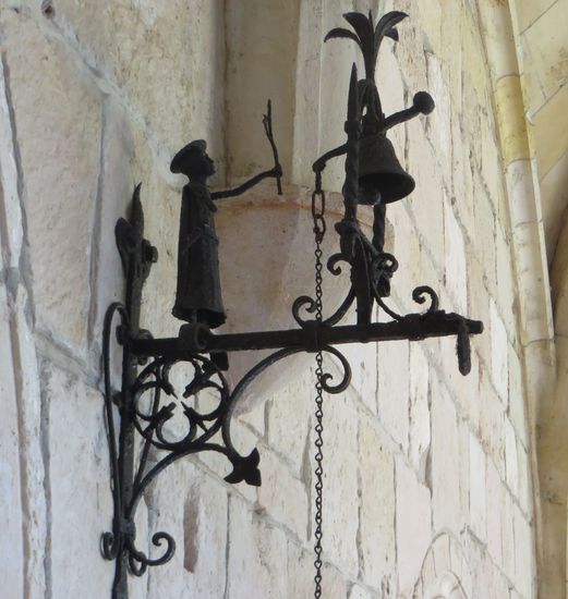 ein kleines Detail: der Mönch, der die Glocke schlägt