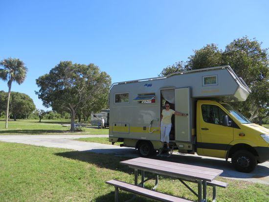 Am Mittag haben wir es dann geschafft und können unseren reservierten Platz einnehmen. Das Wetter ist zwar sonnig, aber sehr windig und kühl. Morgens ist es 15 ° und mittags 32 ° in der Sonne.