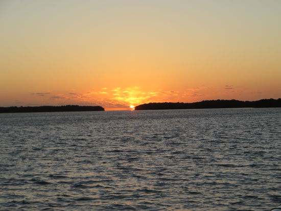 Das war aber rausge-schmissenes Geld, denn gesehen haben wir bei dem kabbeligen Wasser nichts und kalt und windig war es noch dazu. Der Sonnenuntergang hat uns 75 $ gekostet – toll.