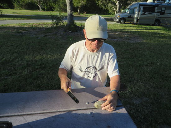 Dann gings zurück zum Wagen. Hier haben wir dann in die Früchte der Mahagoniebaumes kleine Nägel gehauen, damit sich die Samenkapsel, wenn sie sich öffnet wie eine Tulpe darstellt. Bin mal gespannt, ob wir das hinkriegen.