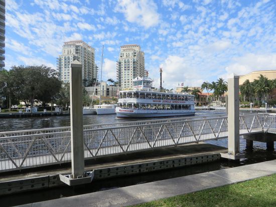 Ausflugsschiffe fuhren an uns vorbei. Zugbrücken gingen hoch, um Yachten durch zu lassen. Es war eine schöne Atmosphäre hier am Riverwalk.