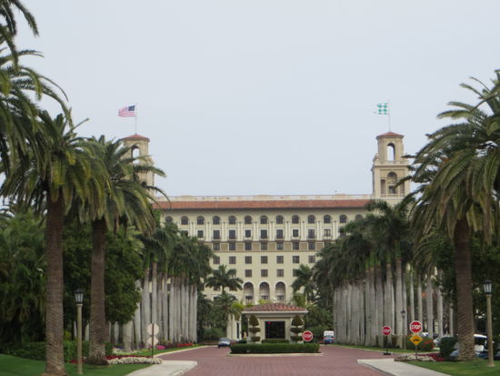 Wir fahren am noblen Breakers Hotel vorbei und finden dann die Straße, an dem das Flagler Museum liegt. Auch hier gab es keine Probleme beim Parken, obwohl dichter Verkehr herrschte.