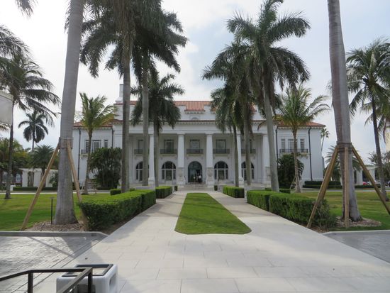 Aber der Blick auf da Haus war kostenfrei. Henry Flagler ließ 1920 von Addison Mizner die Riesenvilla im spanischen Stil bauen. Das Haus hat nur 55 Zimmer, deshalb wohnt Flagler hier auch nur im Winter.