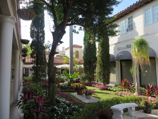 Es gibt viele kleine Gassen, die spanisch anmuten, Innenhöfe mit kleinen Restaurants und Edelgeschäfte wie z. B. Hermes oder Tiffany’s.