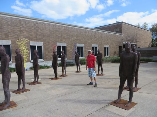 Draußen stehen einige Kunstwerke herum und Achim mischt sich ganz unauffällig unter sie.
