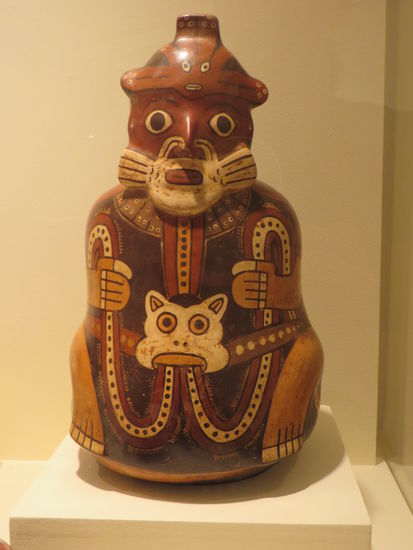 In einem Raum gibt es präkolumbische Artefakte und viel moderne amerikanische Kunst.