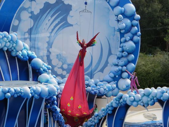 Dann gab es noch Showeinlagen am Trapez, die wieder von romantischer Musik begleitet wurden.