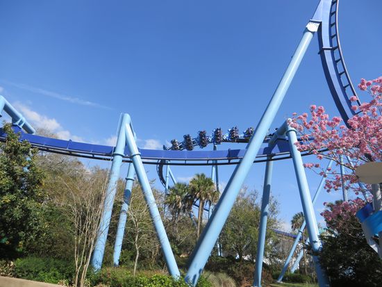 die Bahn legt sich in die Kurve