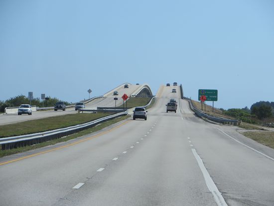 Die Brücke führt über den Indian River zur Insel Merritt.