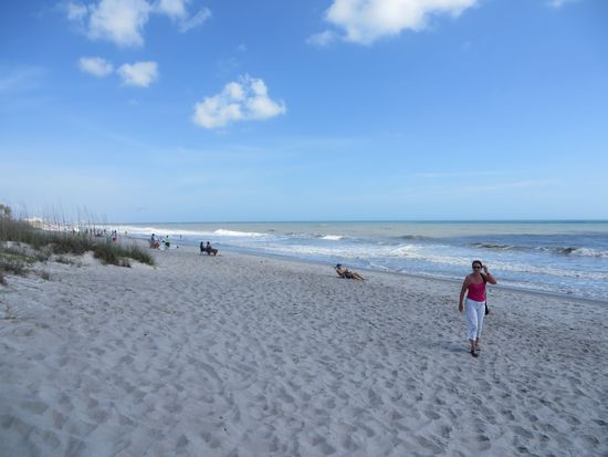 Dann gings zum Atlantik zum Strand. Auch hier ist der Sand wieder super weiß, aber es ist ganz schön wellig.
