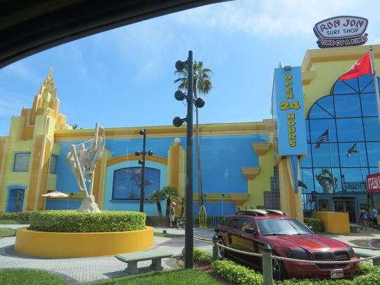 Hier ist das Surfer Paradies, hier gibt es alles zu kaufen, was das Surfer Herz begehrt.