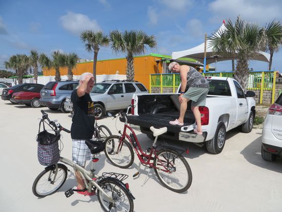 Am Strand werden die Fahrräder abgeladen