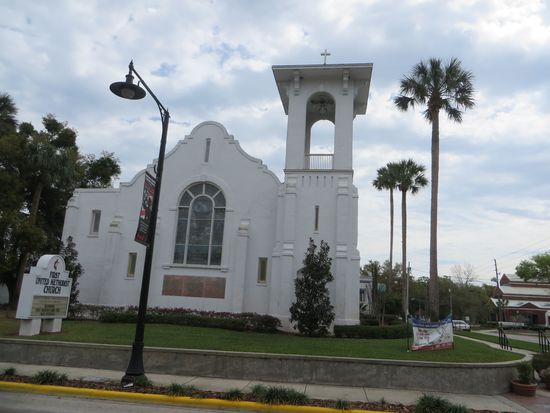Fahren an der Kirche vorbei weiter in Richtung Silver Springs.